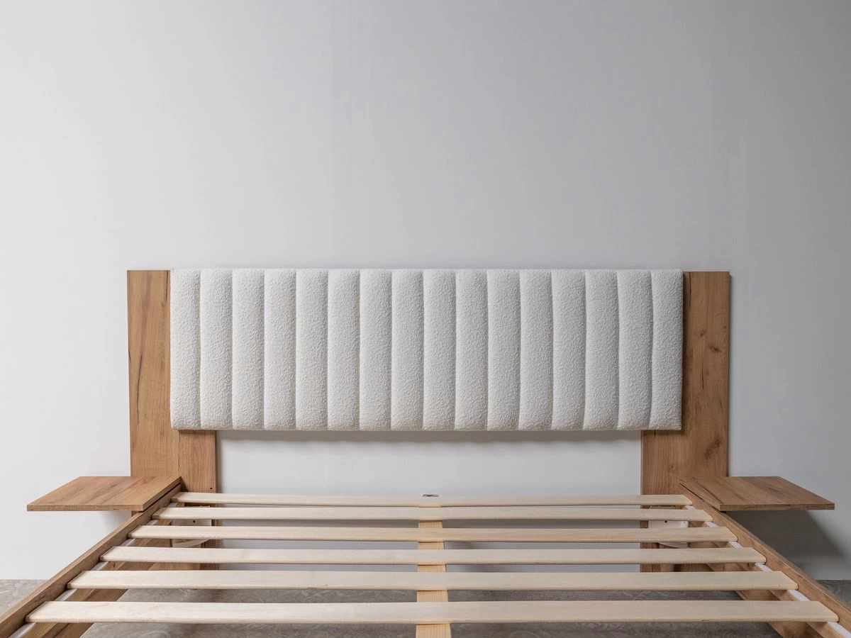 Lit 160x200 Cm SELENA Avec Pieds En Bois Naturel Et Tissu Bouclette 7 Lit 160x200 Cm SELENA Avec Pieds En Bois Naturel Et Tissu Bouclette – Image 5