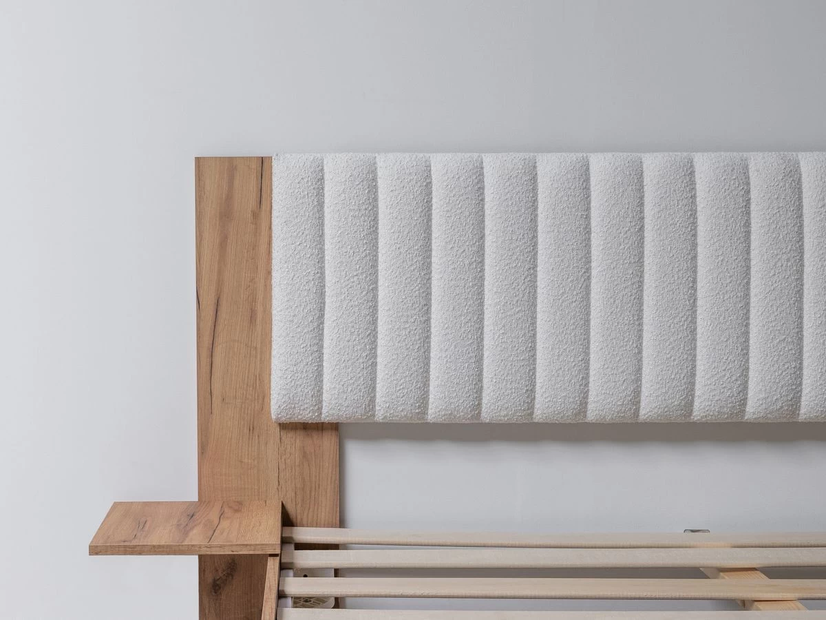 Lit 160x200 Cm SELENA Avec Pieds En Bois Naturel Et Tissu Bouclette 8 Lit 160x200 Cm SELENA Avec Pieds En Bois Naturel Et Tissu Bouclette – Image 6