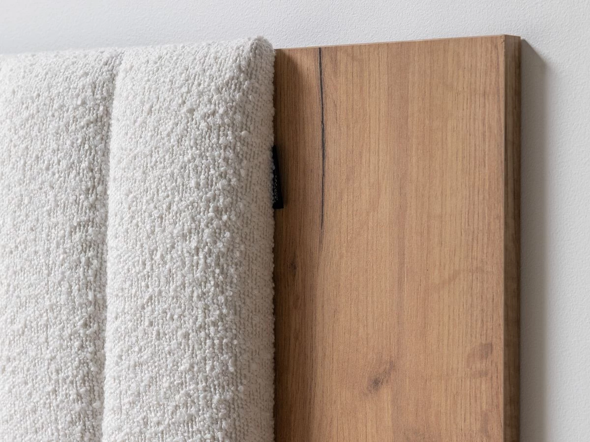 Lit 160x200 Cm SELENA Avec Pieds En Bois Naturel Et Tissu Bouclette 10 Lit 160x200 Cm SELENA Avec Pieds En Bois Naturel Et Tissu Bouclette – Image 8