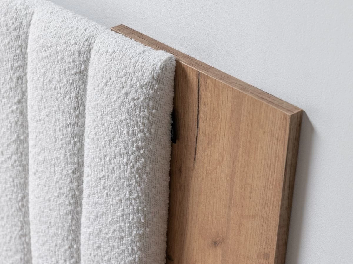 Lit 160x200 Cm SELENA Avec Pieds En Bois Naturel Et Tissu Bouclette 11 Lit 160x200 Cm SELENA Avec Pieds En Bois Naturel Et Tissu Bouclette – Image 9